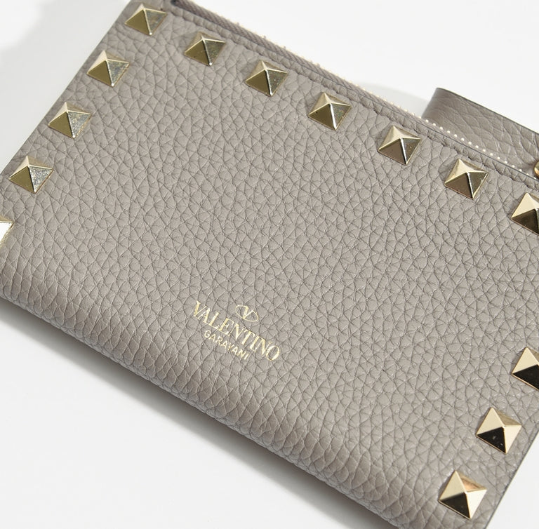 VALENTINO ROCKSTUD GRAINY CALFSKIN CARDHOLDER WITH ZIPPER